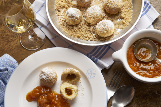 Topfenknödel mit Sig gefüllt und Marillenröster