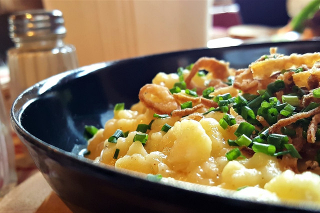 Käsespätzle in der Pfanne