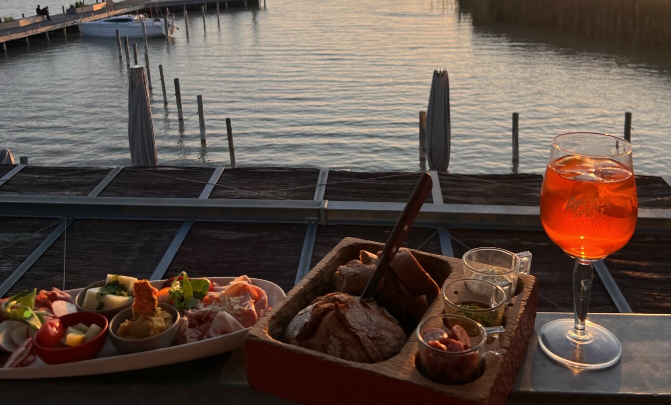Essen und Drinks auf der Terrasse des Restaurants das Fritz am Neusiedler See im Burgenland