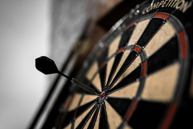 Dartscheibe mit Pfeil: Lokale, Bars und Pubs zum Dart spielen in Wien
