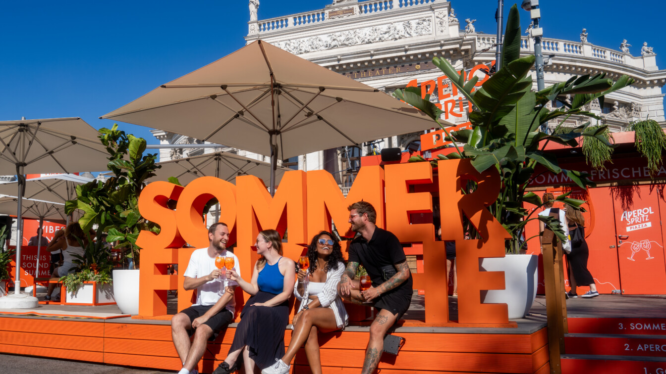 Sommer in Wien und Aperol Spritz: Lieben wir! (c) Marino Knöppel | 1000things Aperol Spritz Piazza Wiener Rathausplatz