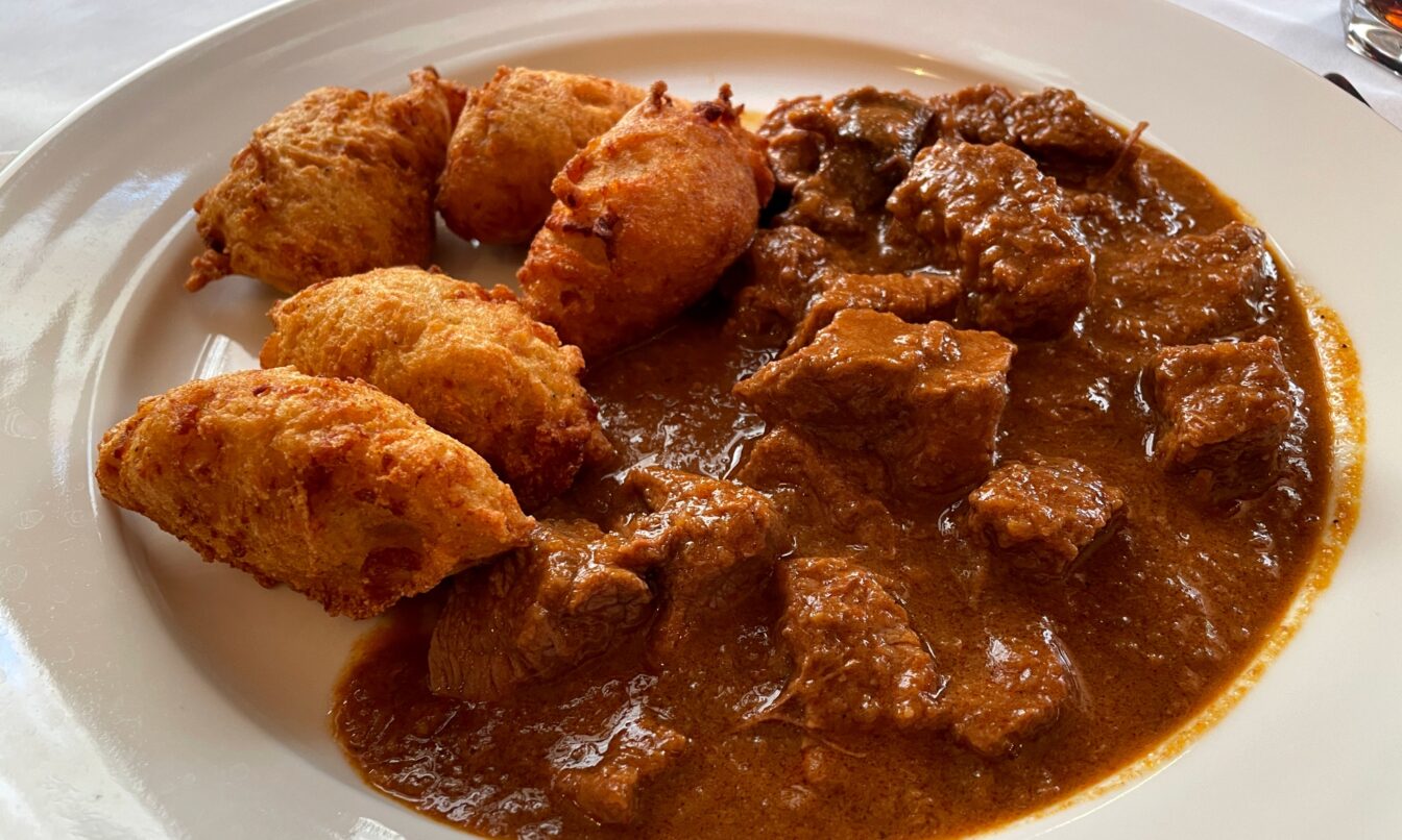 Gulasch, eines der Nationalgerichte Ungarns, in Budapest im Café Kör