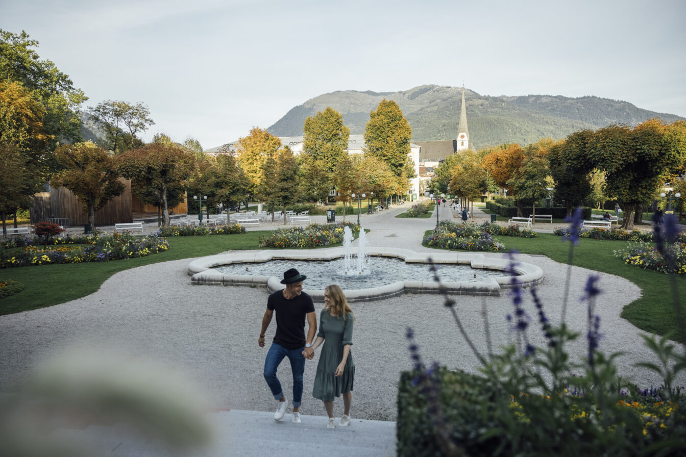 Pärchen beim Spaziergang im Park des Theater u. Kongresshauses Bad Ischl im Salzkammergut.