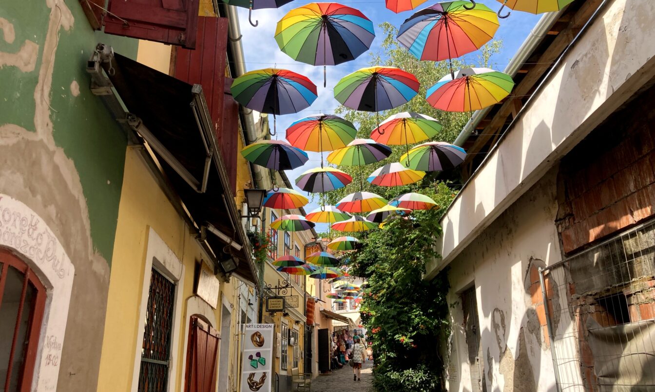 Schirme im Stadtteil Szentendre in Budapest