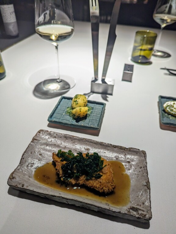 Mraz und Sohn Wien: ein minimalistisch und edel gedeckter Tisch in einem fancy Restaurant