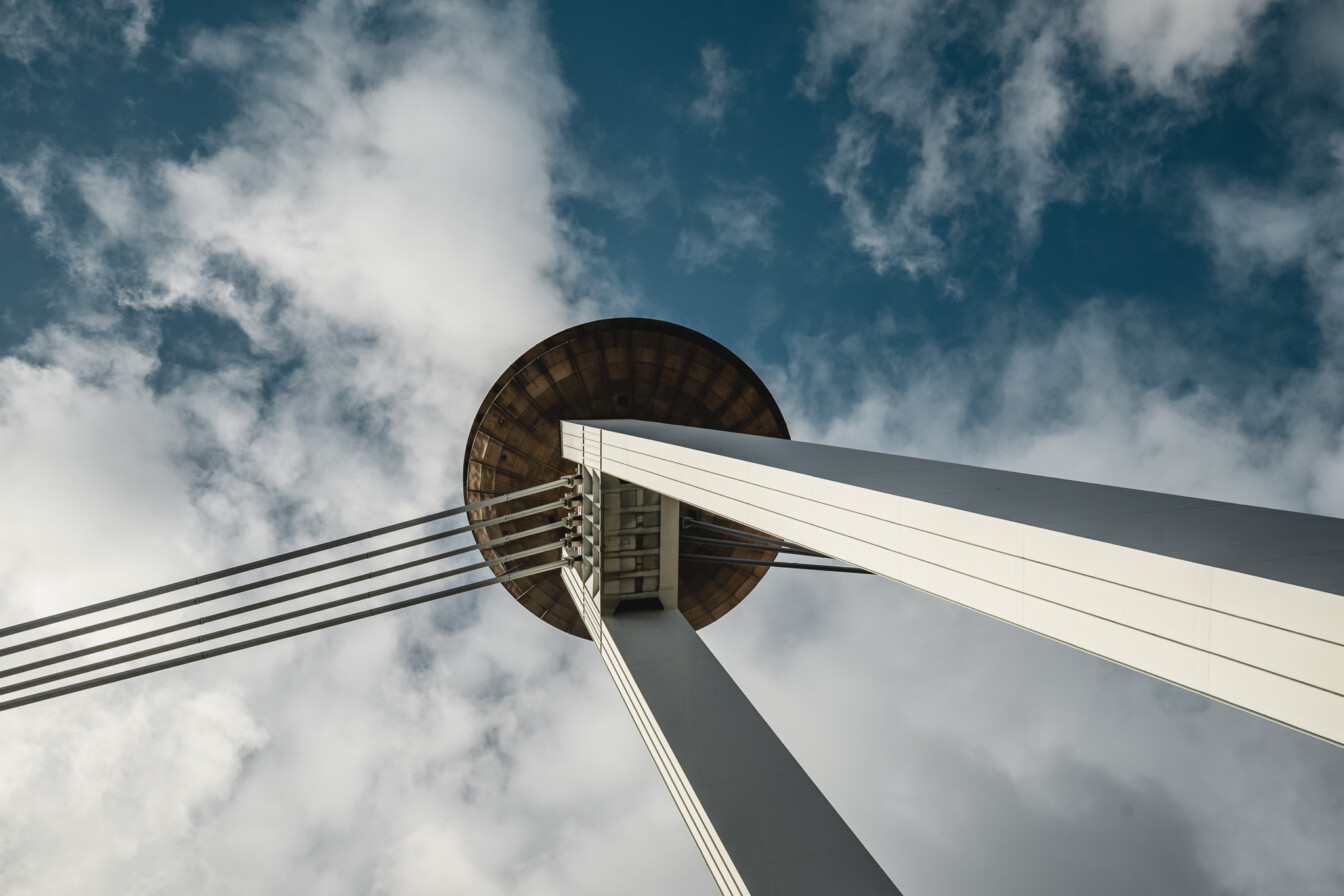 Der UFO Tower in Bratislava von unten.