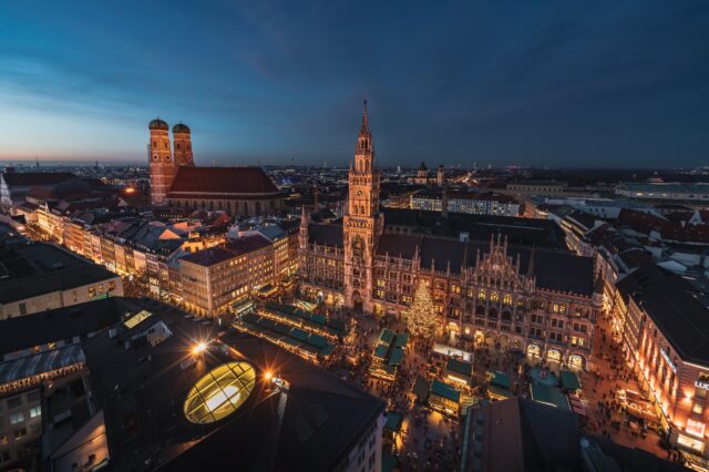 Weihnachten in München: Christkindlmarkt am Marienplatz.