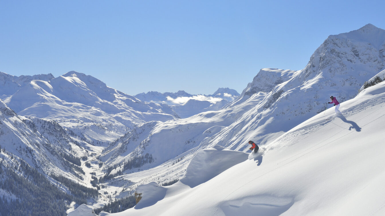 Eine Piste im Skigebiet Lech Oberlech