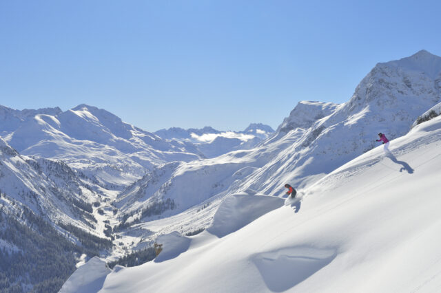 Eine Piste im Skigebiet Lech Oberlech