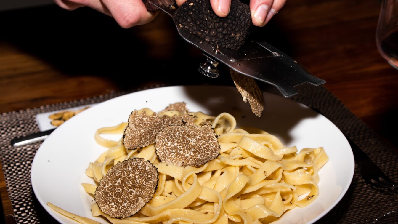 Frisch geriebener Trüffel auf Pasta