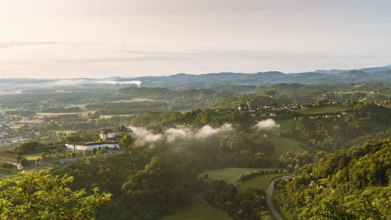 Nebelige Landschaftsaufnahme in der Steiermark