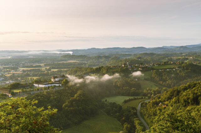 Nebelige Landschaftsaufnahme in der Steiermark