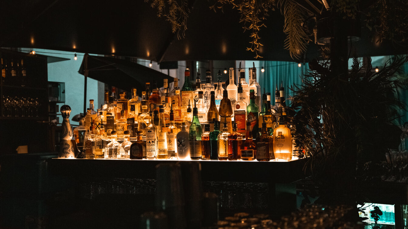 Katze Katze Graz, Baransicht mit vielen Getränken