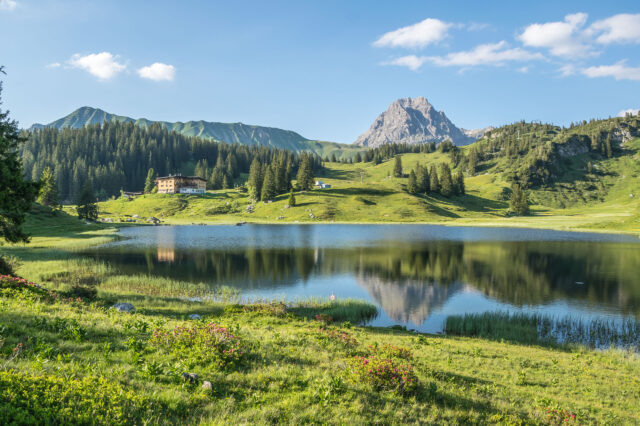 Körbersee Vorarlberg mit Hoeferspitze und Widderstein