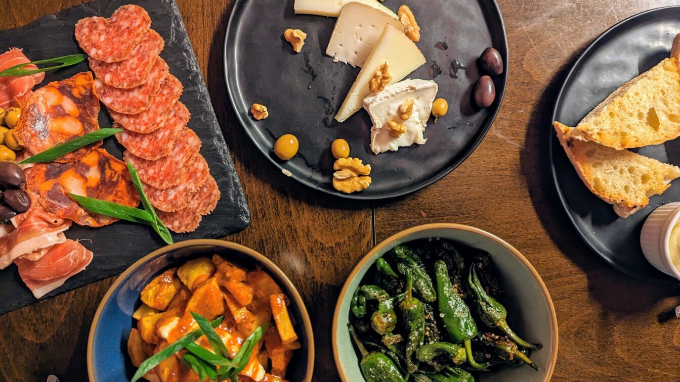 kleine spanische Gerichte zum Teilen in der Tapasbar L'ase in Wien