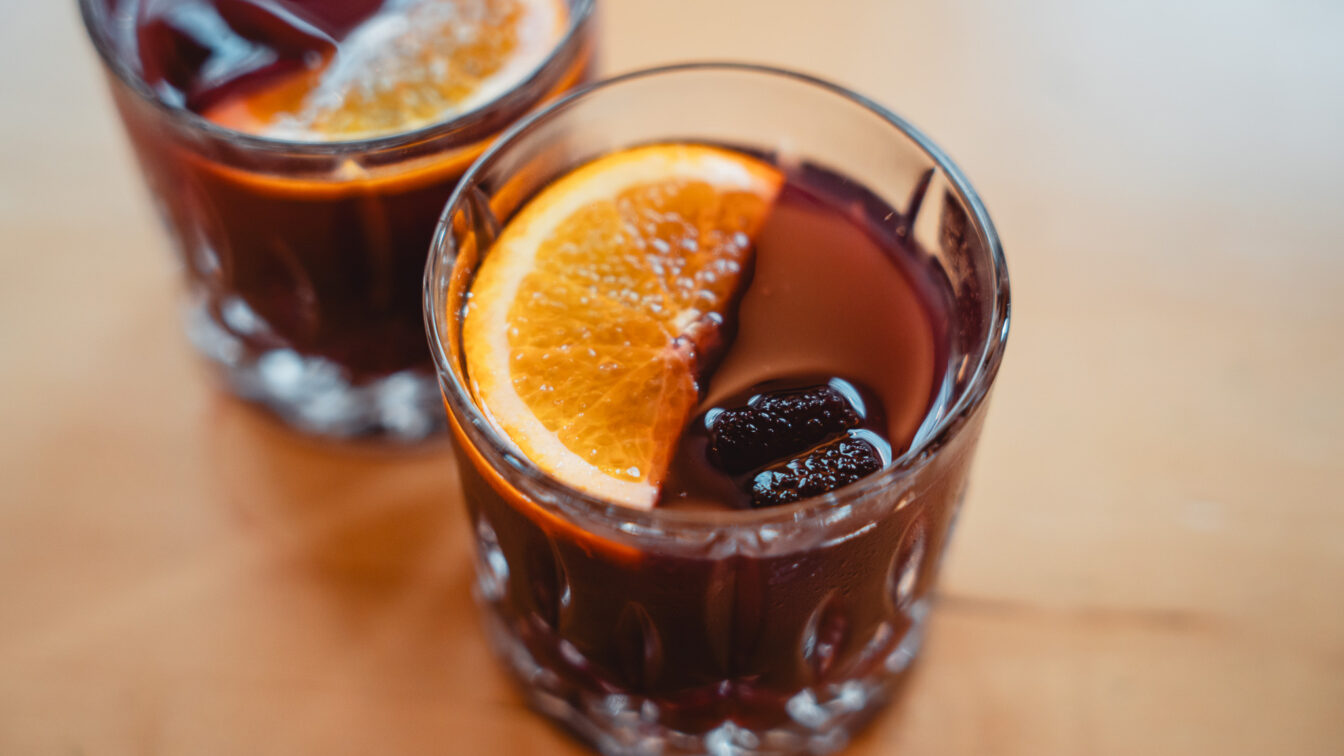 Sangria mit Beeren und Orangen