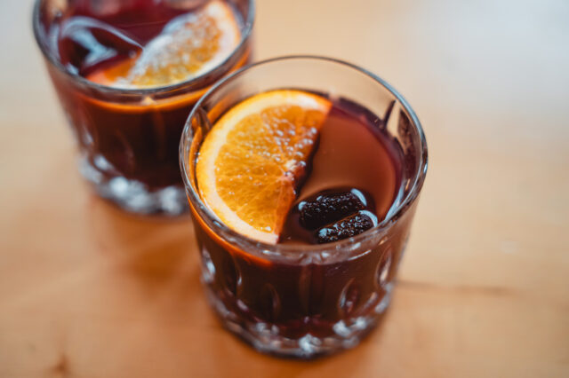 Sangria mit Beeren und Orangen