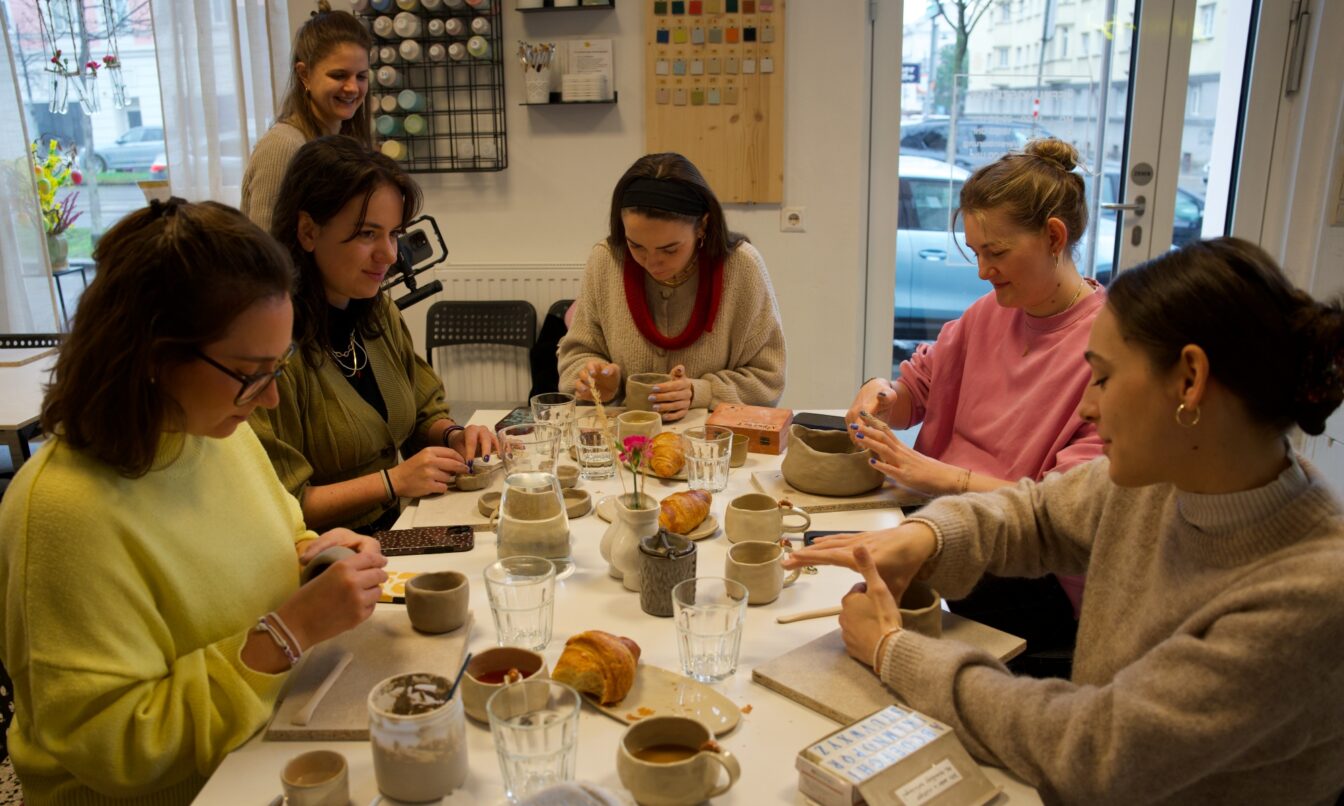 Redakteurinnen töpfern bei "Croissant and Clay" in der Töpferei