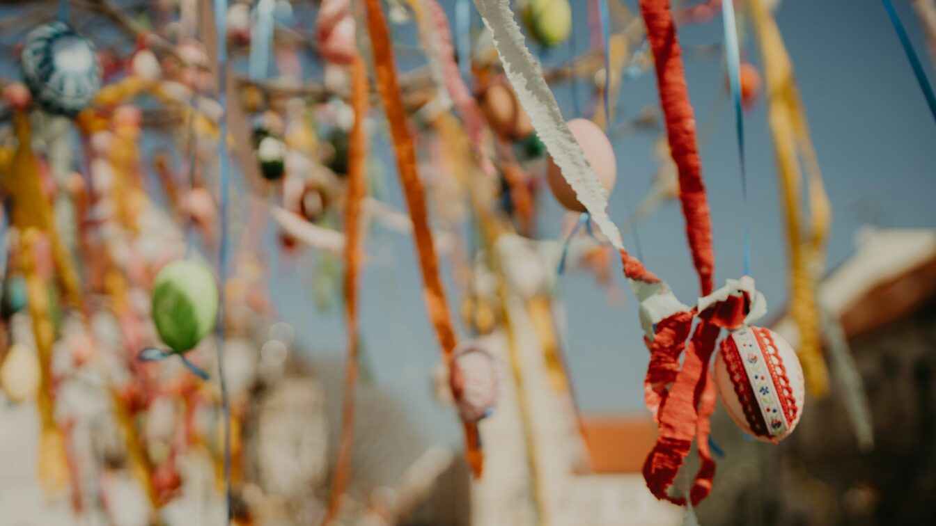 Osterdekoration mit gefärbten Eiern