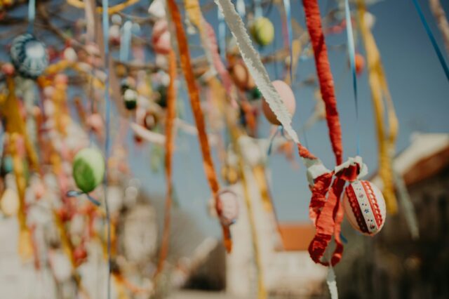 Osterdekoration mit gefärbten Eiern