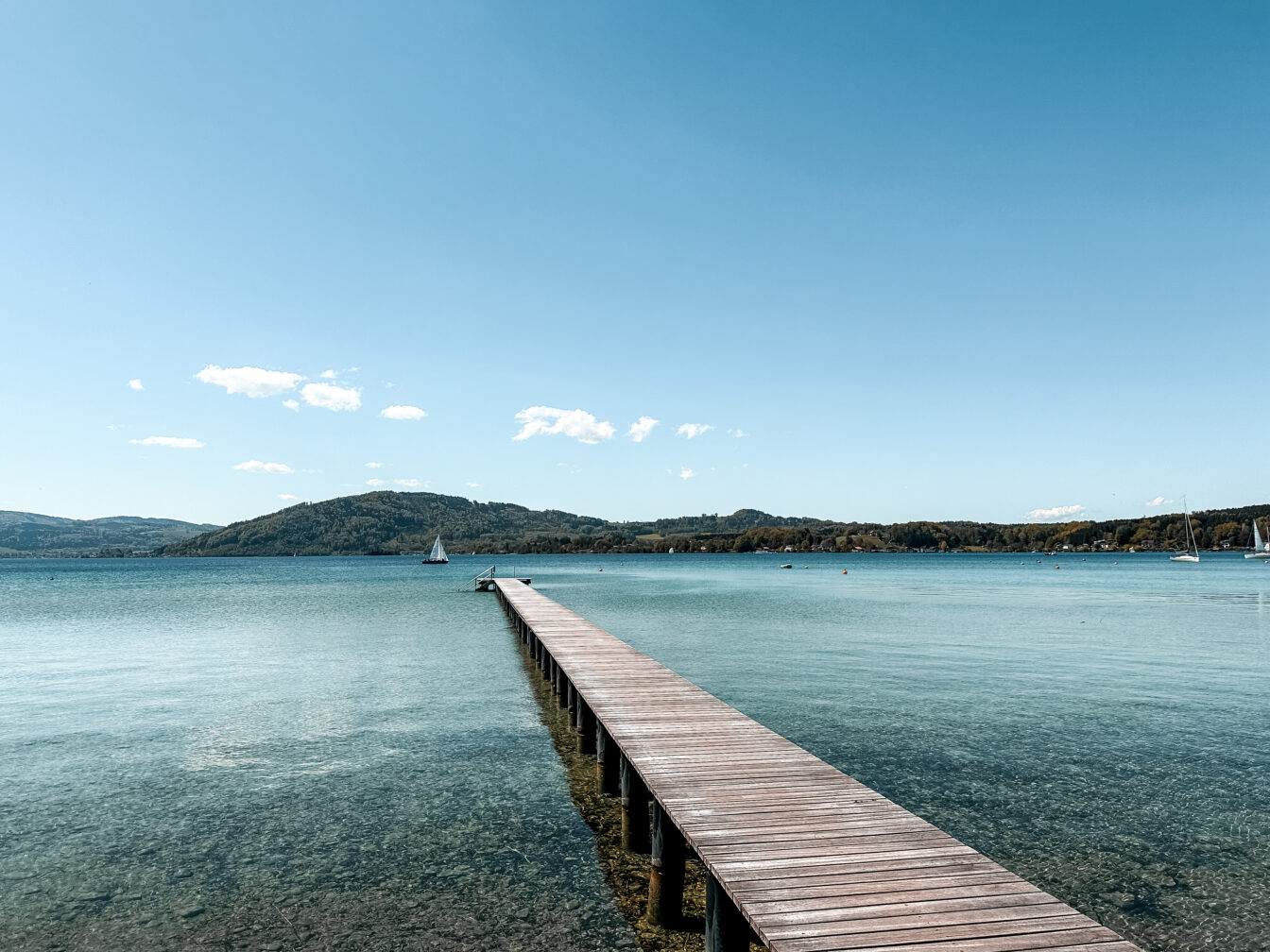 Seebad Schörfling am Attersse mit langem Holzsteg