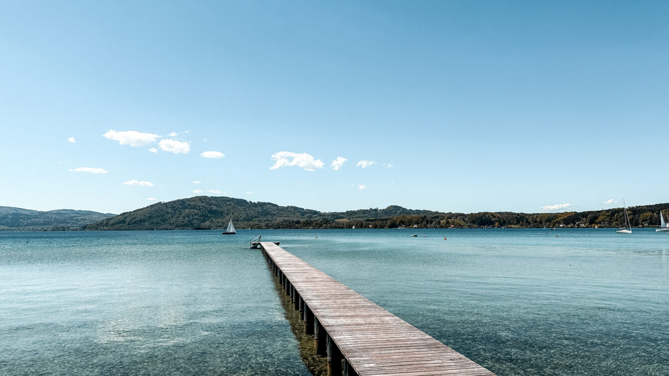 Seebad Schörfling am Attersse mit langem Holzsteg
