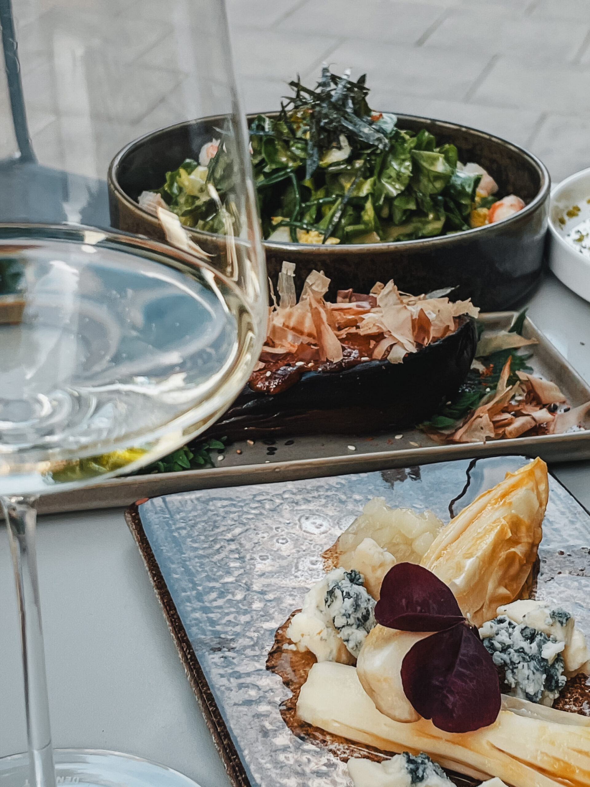 Ein voller Tisch im AVIN im Glockenbachviertel