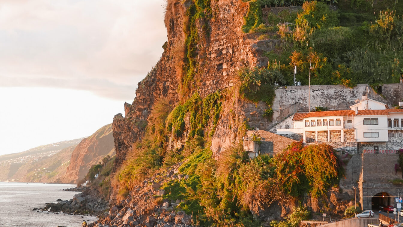 Sonnenuntergang an der Künste von Ponta do Sol auf Madeira