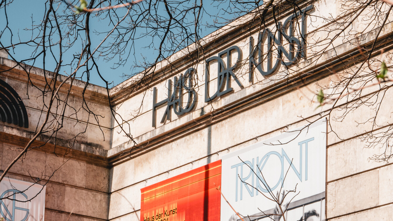 Ein Museum in München von außen am Englischen Garten.