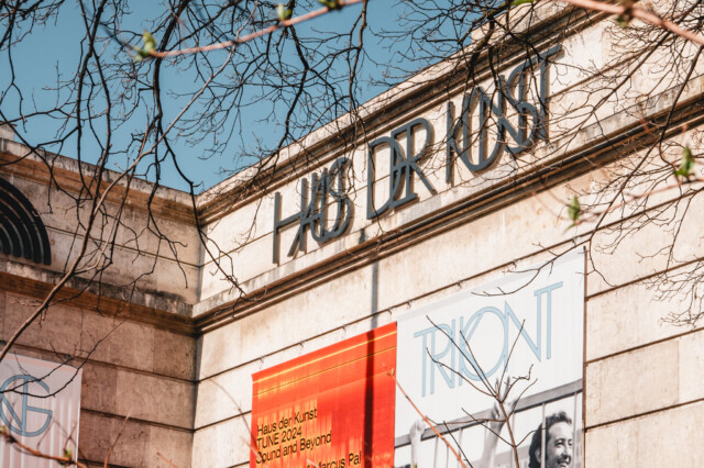 Ein Museum in München von außen am Englischen Garten.