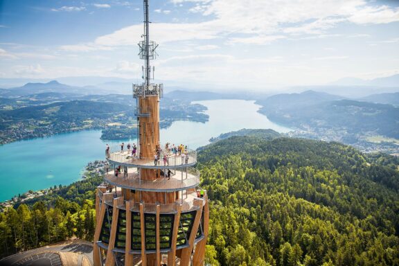 Pyramidenkogel in Kärnten mit Blick auf den Wörthersee