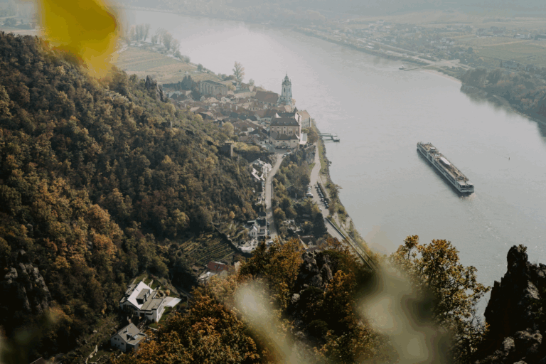 Ein Ausschnitt der Donau mit einem Schiff, das durch die Wachau unterwegs ist. Daneben: eine herbstliche Landschaft in der Wachau 