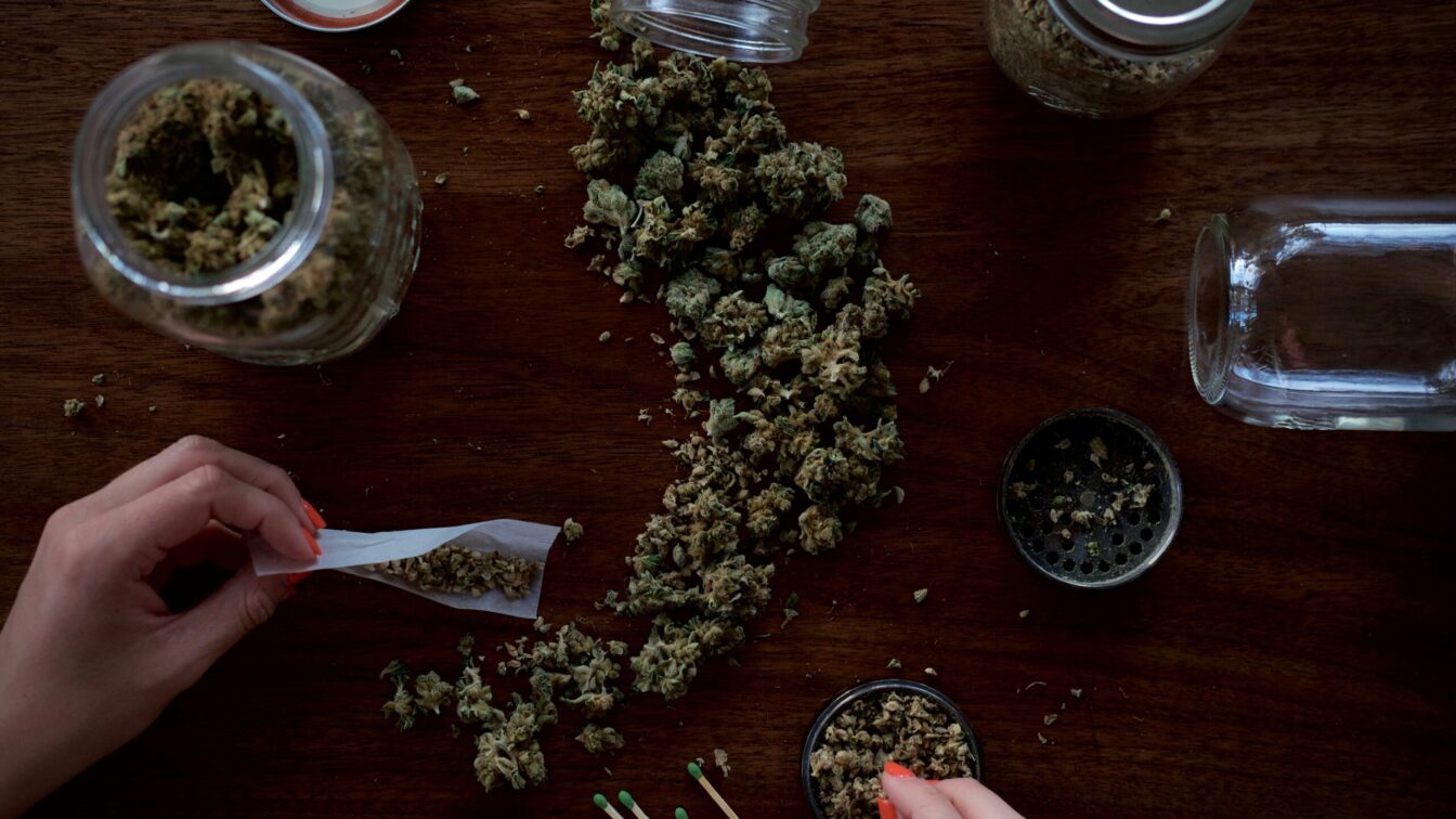 Ein Tisch, auf dem ein Joint gebaut wird.