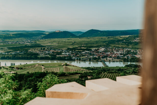 Panoramablick von der Donauwarte in Krems über die Weinberge, die Donau und die Altstadt bis zur Stiftsanlage Göttweig – idyllische Landschaft in der Wachau, UNESCO-Weltkulturerbe in Niederösterreich.