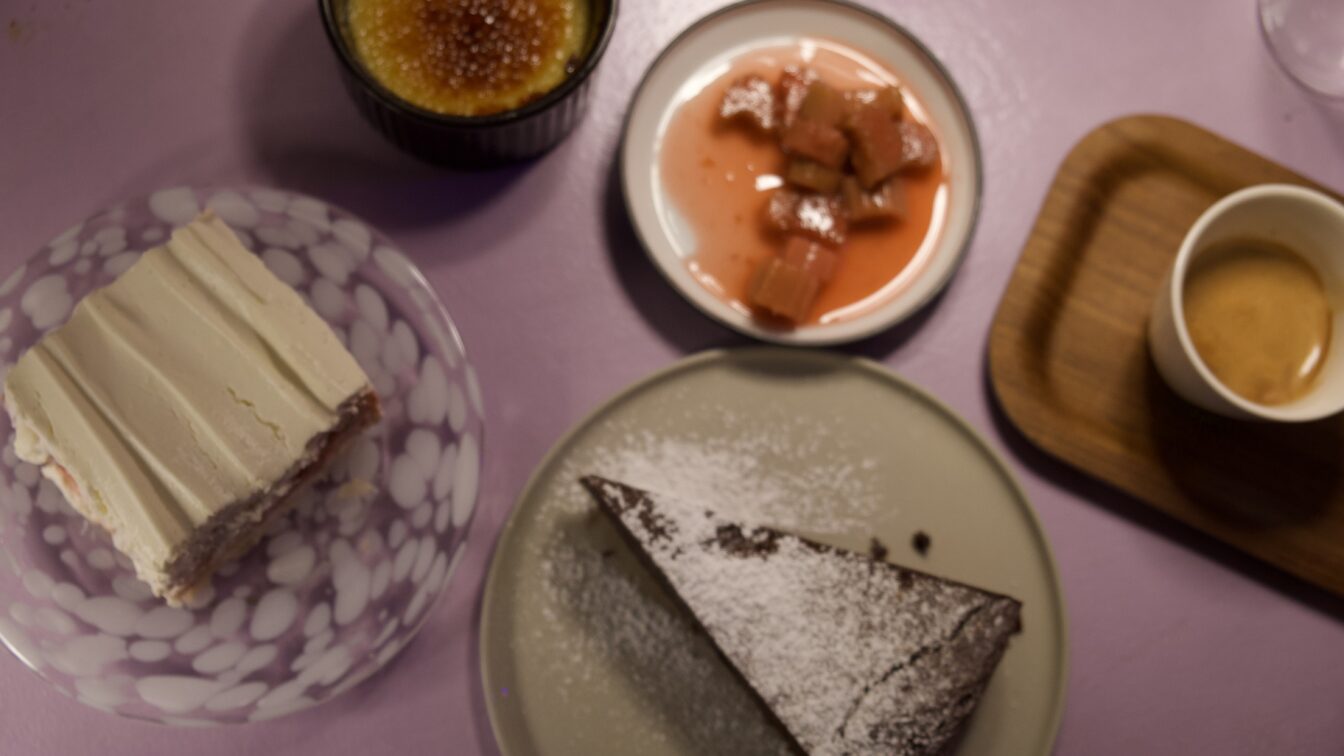 Griechisches JOghurt Schnitte, französische Schokotarte, Crème brûlée und Rhabarberkompott