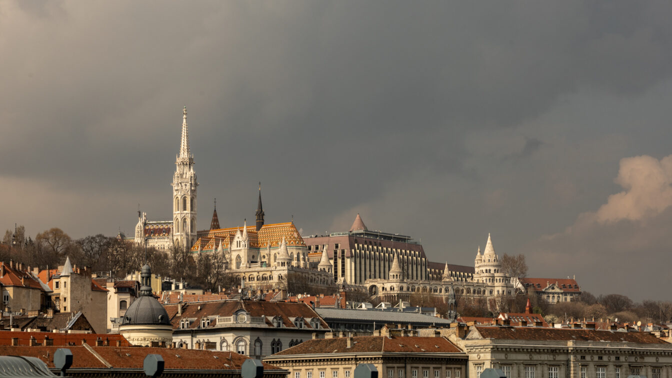 Panorama von Budapest mit der Matthiaskirche und Fischerbastei im Burgviertel – Sehenswürdigkeiten mit historischer Architektur und Ausblick über die ungarische Hauptstadt.