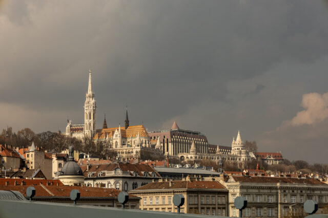 Panorama von Budapest mit der Matthiaskirche und Fischerbastei im Burgviertel – Sehenswürdigkeiten mit historischer Architektur und Ausblick über die ungarische Hauptstadt.