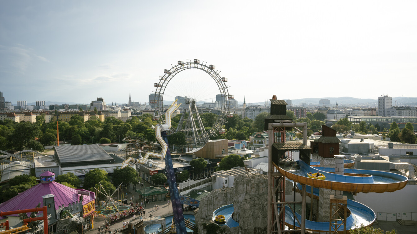 Ein Bild vom Prater in Wien im 2. Bezirk, das Riesenrad im Hintergrund, dazugehörend zu einem Text über Wiener Dialektwörter wie leiwand