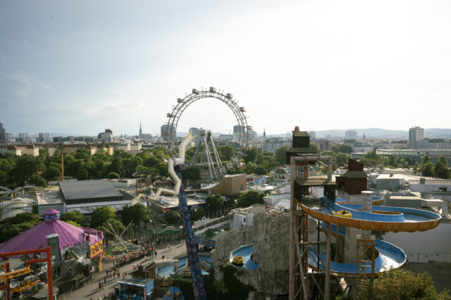 Ein Bild vom Prater in Wien im 2. Bezirk, das Riesenrad im Hintergrund, dazugehörend zu einem Text über Wiener Dialektwörter wie leiwand