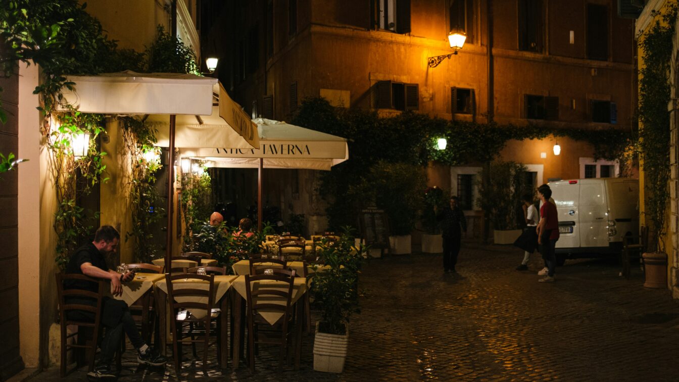 Ein Restaurant in Rom von außen bei Nacht.