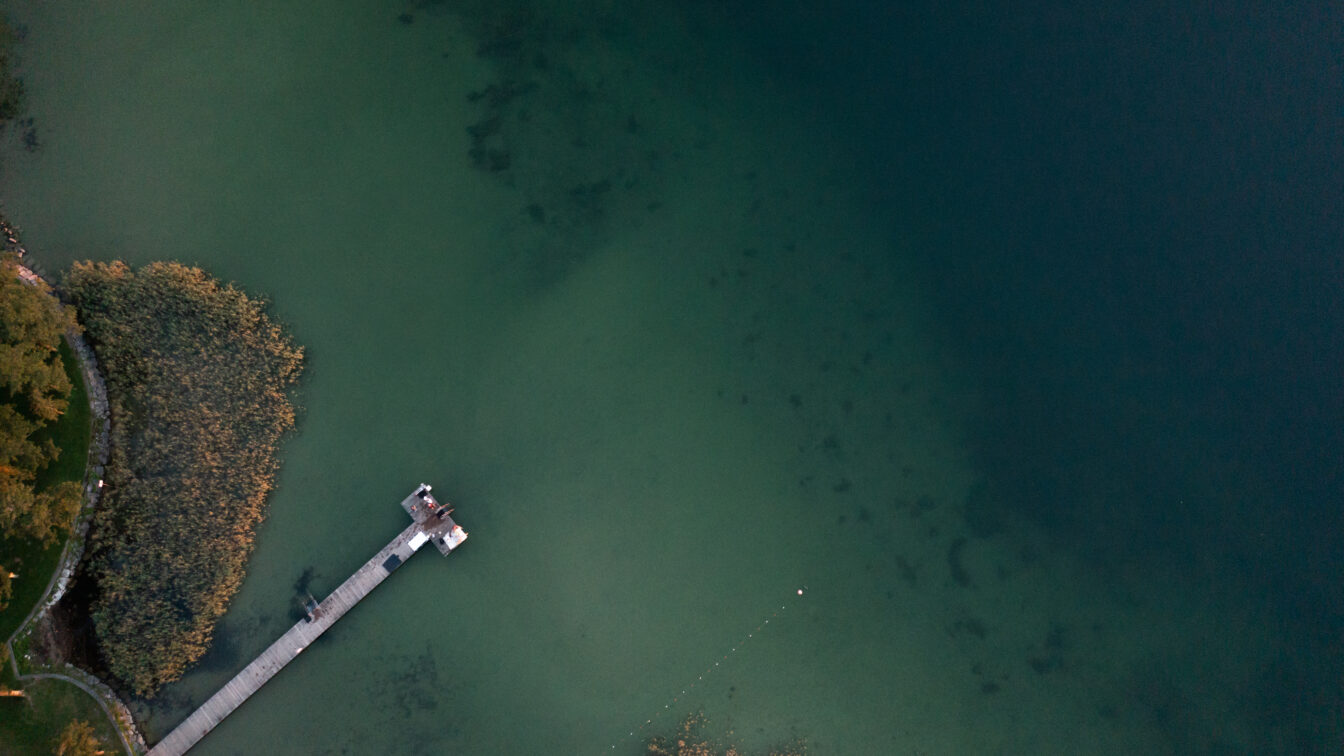 Mondsee Oberösterreich Aufnahme von oben mit Blick auf Steg