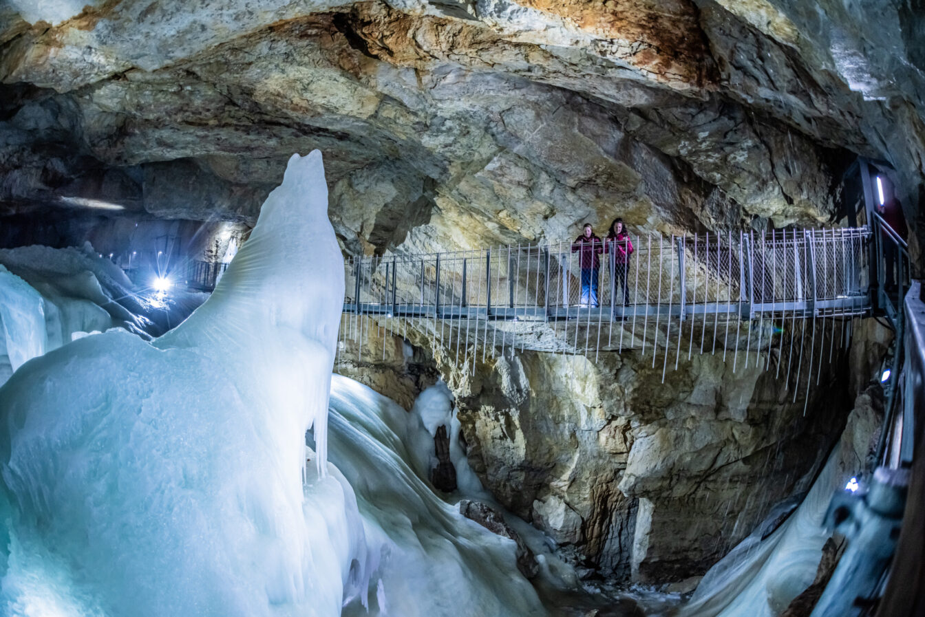Abkühlung gefällig? Dann ab in die Rieseneishöhle! Dachstein Krippenstein, Sponsored