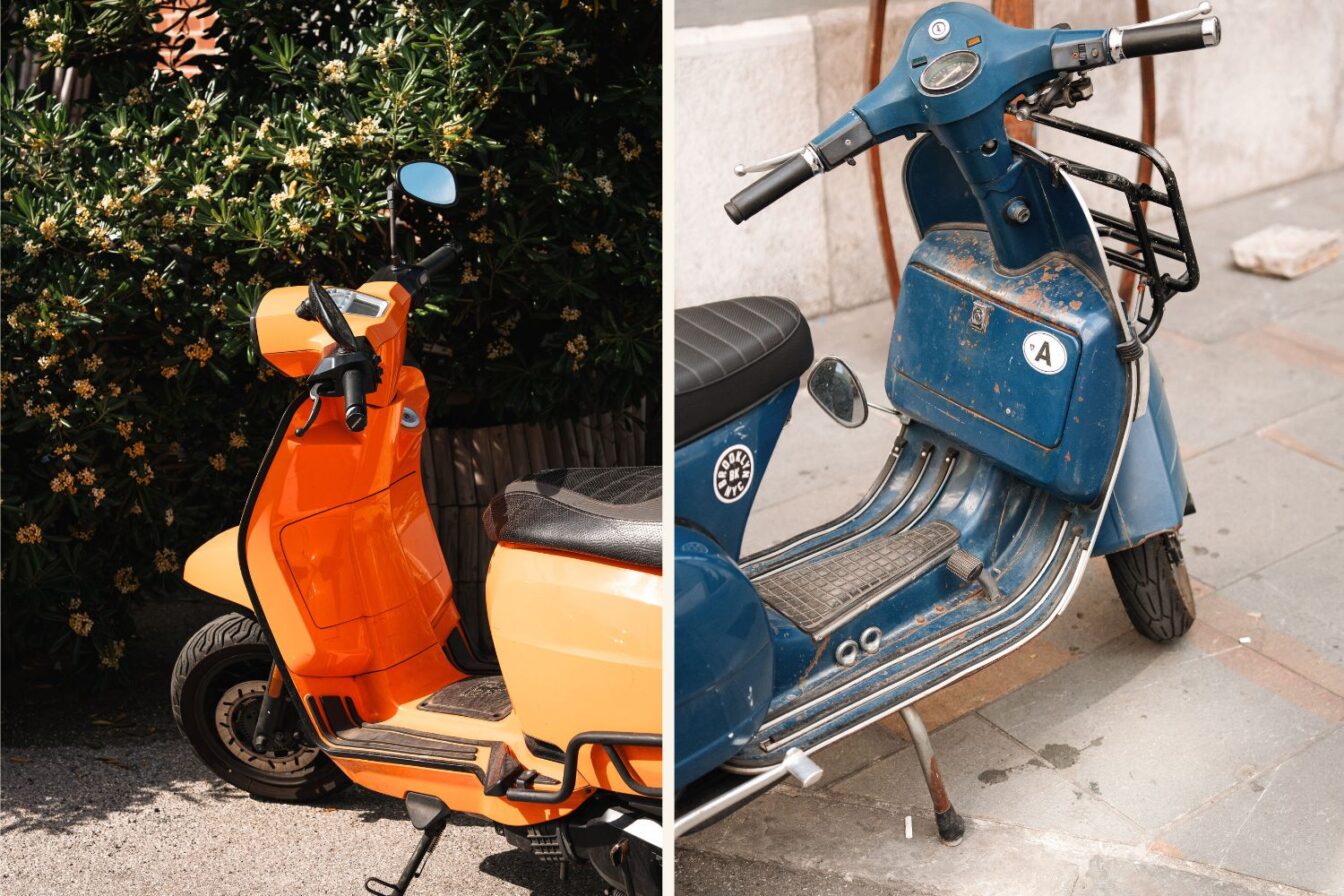 Zweigeteiltes Bild von zwei Motorrollern: Links ein moderner, glänzend orangefarbener Roller vor einem blühenden Busch; rechts ein älterer, abgenutzter blauer Roller mit Gebrauchsspuren, geparkt auf einem Pflastersteinweg neben einer Mauer.
