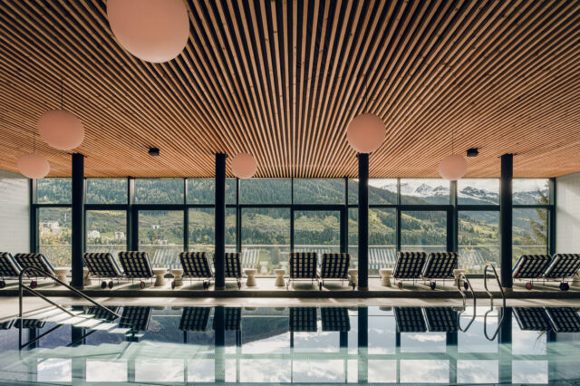 Modernes Designhotel the comodo mit stilvollem Wellnessbereich und elegantem Zimmer – lichtdurchflutetes Hallenbad mit Liegen und Designerleuchten sowie gemütliches Schlafzimmer mit hochwertiger Einrichtung und skandinavischem Flair.