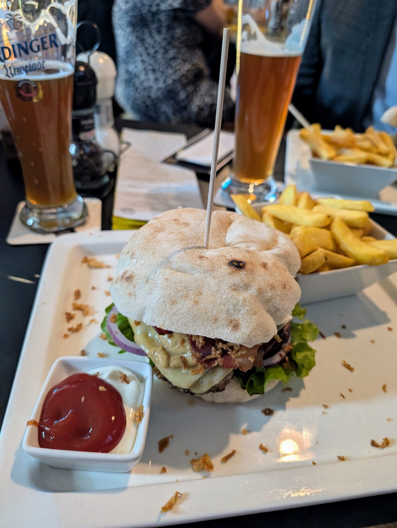 Burger und Bier im Restaurant Hawidere in Wien