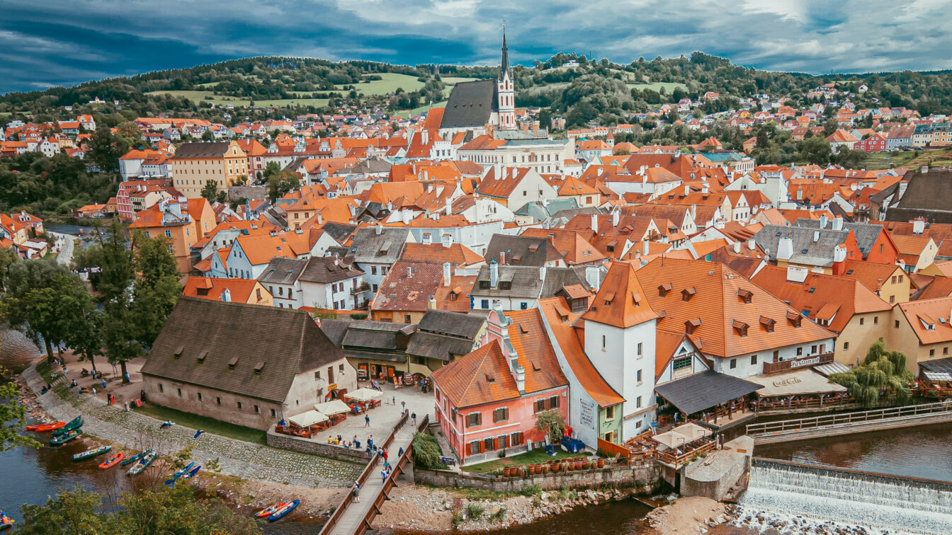 Die Stadt Krumau an der Moldau von oben.