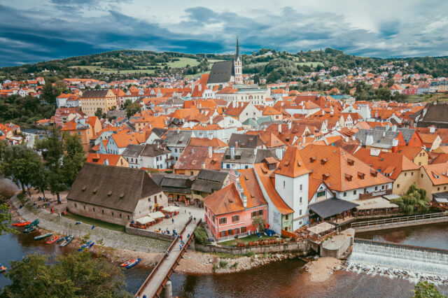 Die Stadt Krumau an der Moldau von oben.