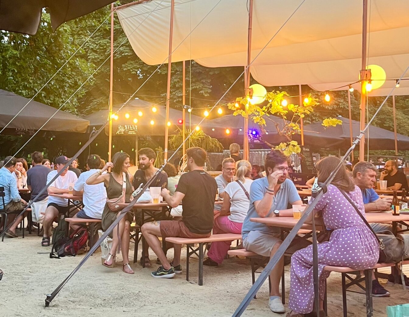 Eine der Guinguetten in Brüssel namens Maurice, die im Sommer in Parks öffnen.