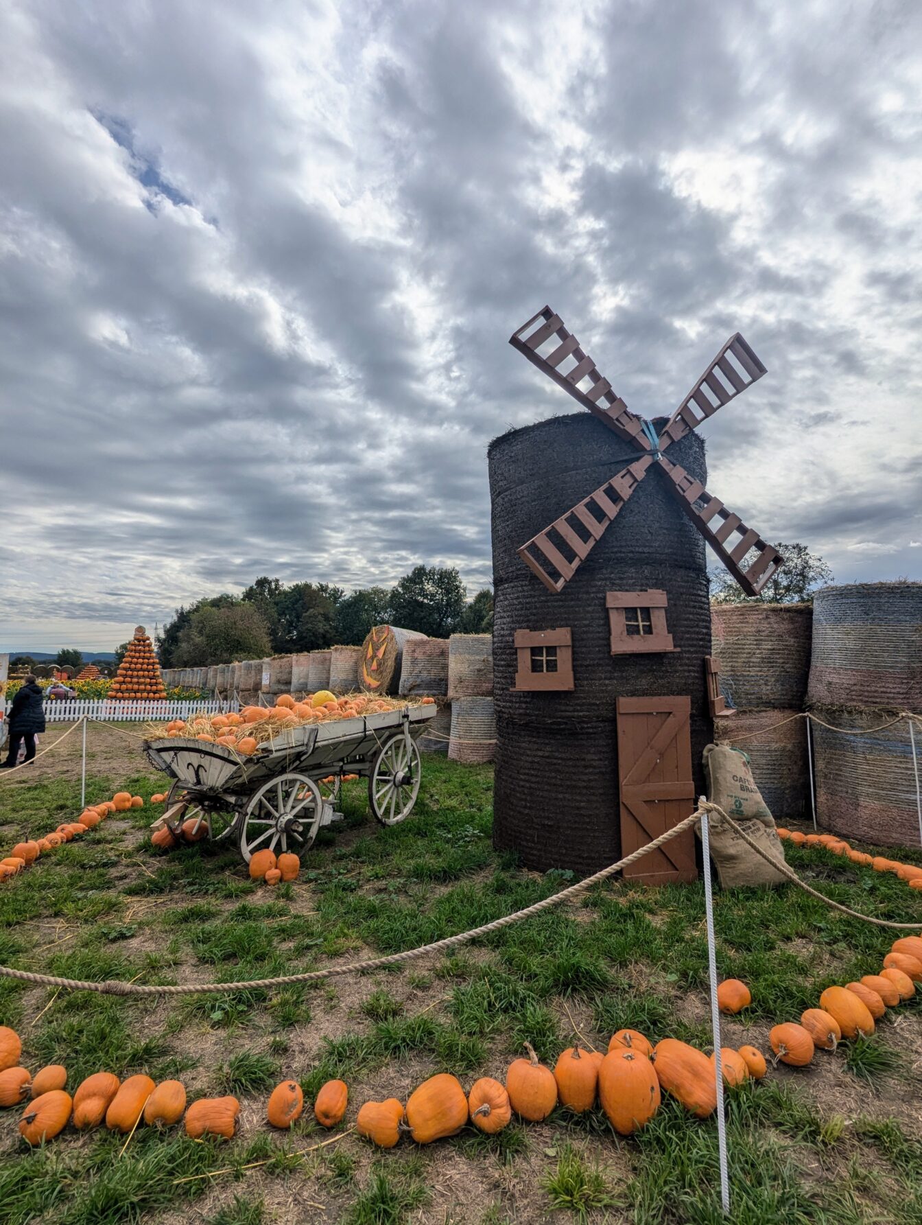 eine mit Kürbissen dekorierte, alte Windmühle beim Kürbishof Wunderlich