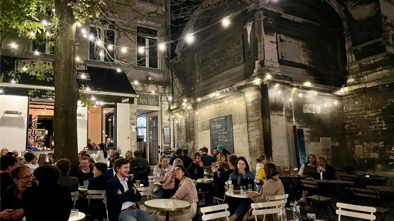 Die belebte Terasse des Café des Minimes in Brüssel